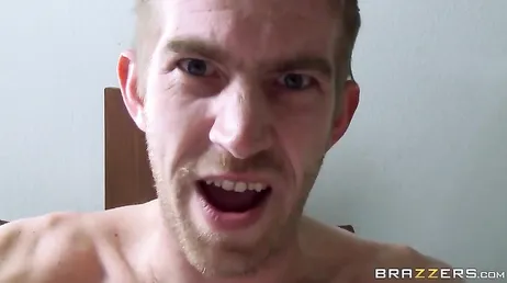 Il est énorme, pas question que cette bite m'échappe !