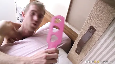 Il est énorme, pas question que cette bite m'échappe !