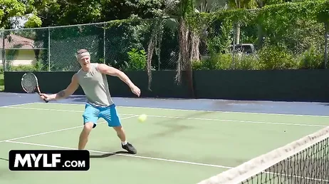 Mellanie Monroe förtrollar sin tennistränare med sin enorma rumpa