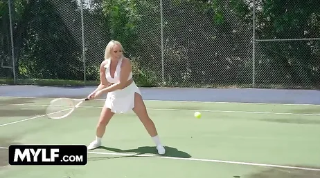 Mellanie Monroe förtrollar sin tennistränare med sin enorma rumpa