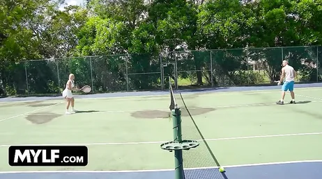 Mellanie Monroe förtrollar sin tennistränare med sin enorma rumpa