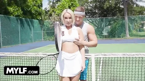 Mellanie Monroe förtrollar sin tennistränare med sin enorma rumpa
