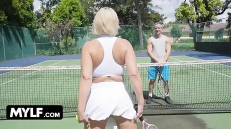 Mellanie Monroe förtrollar sin tennistränare med sin enorma rumpa