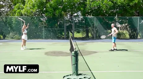 Mellanie Monroe förtrollar sin tennistränare med sin enorma rumpa