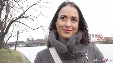 Le ofrecen sexo a cambio de dinero a esta alemana por la calle y acepta