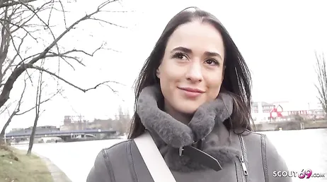 Le ofrecen sexo a cambio de dinero a esta alemana por la calle y acepta