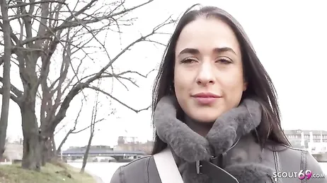 Le ofrecen sexo a cambio de dinero a esta alemana por la calle y acepta