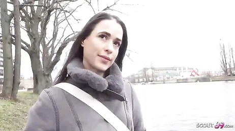 Le ofrecen sexo a cambio de dinero a esta alemana por la calle y acepta