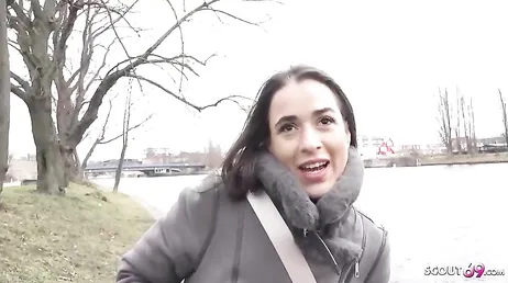 Le ofrecen sexo a cambio de dinero a esta alemana por la calle y acepta