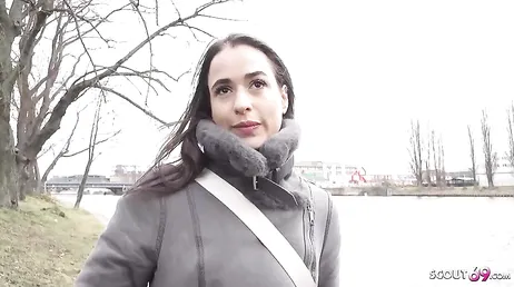 Le ofrecen sexo a cambio de dinero a esta alemana por la calle y acepta
