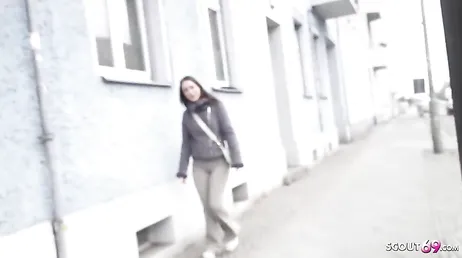Le ofrecen sexo a cambio de dinero a esta alemana por la calle y acepta
