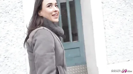 Le ofrecen sexo a cambio de dinero a esta alemana por la calle y acepta