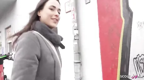 Le ofrecen sexo a cambio de dinero a esta alemana por la calle y acepta