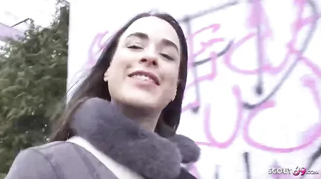 Le ofrecen sexo a cambio de dinero a esta alemana por la calle y acepta