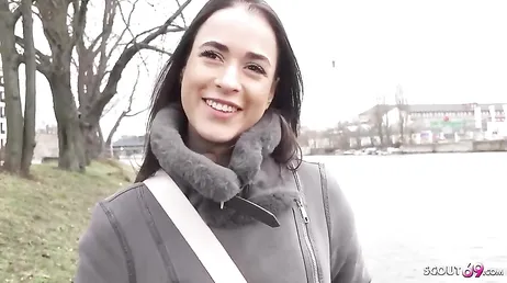 Le ofrecen sexo a cambio de dinero a esta alemana por la calle y acepta