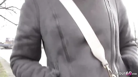 Le ofrecen sexo a cambio de dinero a esta alemana por la calle y acepta