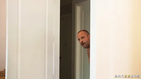 Hon är så kåt att hon vill visa det för alla