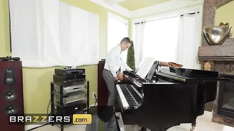 Il mio insegnante di pianoforte ha un cazzo tremendo, lo voglio nel culo!