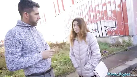Zijn vriendin doet een pornocasting voor geld zonder dat haar jongen er iets van weet