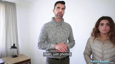 Zijn vriendin doet een pornocasting voor geld zonder dat haar jongen er iets van weet