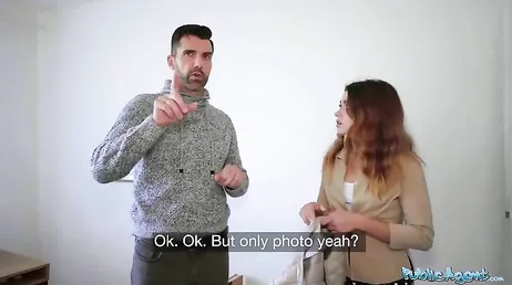 Zijn vriendin doet een pornocasting voor geld zonder dat haar jongen er iets van weet