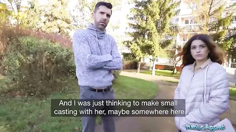 Zijn vriendin doet een pornocasting voor geld zonder dat haar jongen er iets van weet