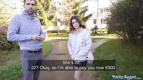 Zijn vriendin doet een pornocasting voor geld zonder dat haar jongen er iets van weet
