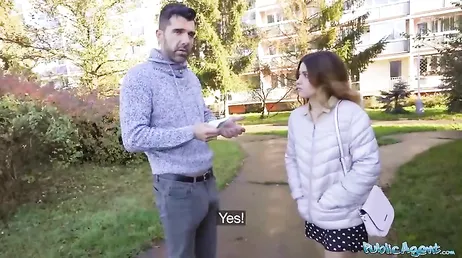 Zijn vriendin doet een pornocasting voor geld zonder dat haar jongen er iets van weet