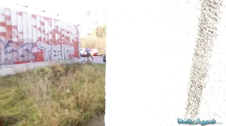 Zijn vriendin doet een pornocasting voor geld zonder dat haar jongen er iets van weet