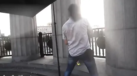 La francese ci delizia con una sessione fotografica nuda per strada