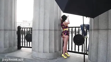 La francese ci delizia con una sessione fotografica nuda per strada