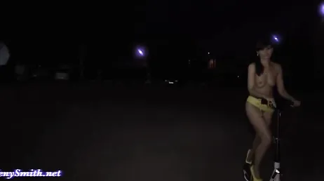 La francese ci delizia con una sessione fotografica nuda per strada