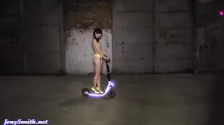La francese ci delizia con una sessione fotografica nuda per strada