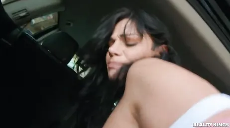 Me ofrezco a llevar a mi amiga en coche y me pide parar para follar