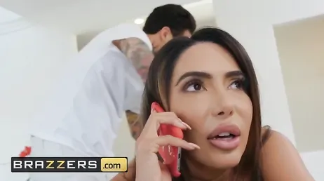 La masseuse devient folle des compétences sexuelles de cette femme mature