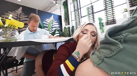 Rêve réalisé, je baise mes deux potes à la cafétéria