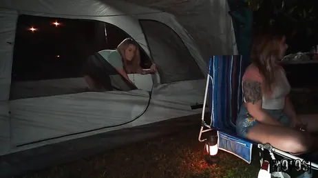 Il viaggio in campeggio finisce troppo bene per questa bionda estroversa