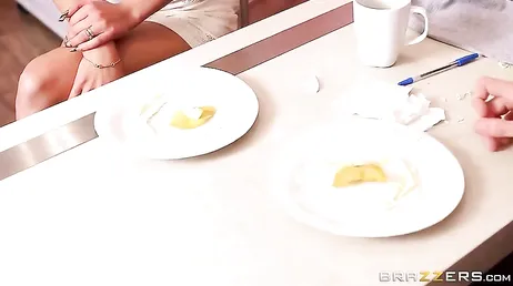 Hur bra dessa grannar kommer överens, de bjuder till och med varandra på ett mellanmål.