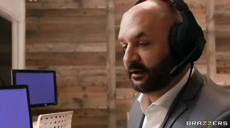 Il direttore della rete è stupito, le sue presentatrici sono lesbiche!