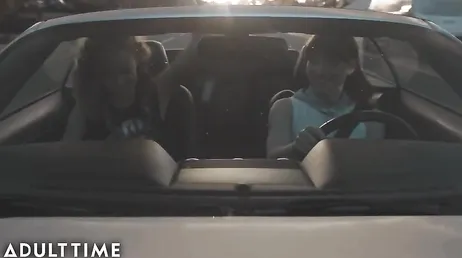 Ela percebe que a amiga tem um pau e leva direto para a cama