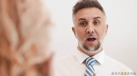 Min chef är en älskling, han ger mig sin kuk när jag ber honom om det