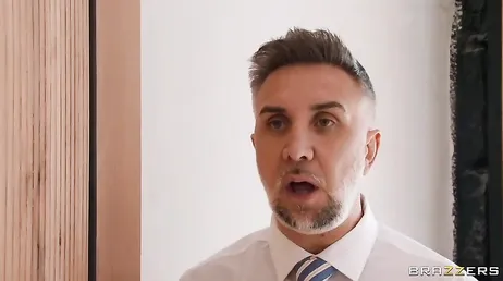 Min chef är en älskling, han ger mig sin kuk när jag ber honom om det