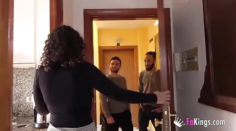 Ela namora vários caras e consegue lidar com todos eles