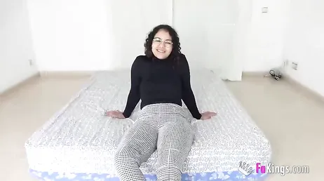Ela namora vários caras e consegue lidar com todos eles