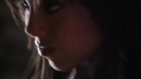 Mooie brunette wil je haar harige kutje laten zien
