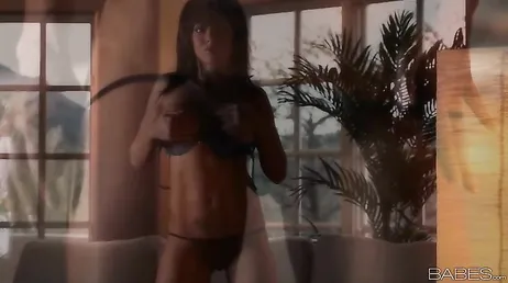 Mooie brunette wil je haar harige kutje laten zien