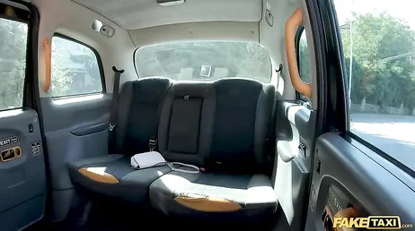 La donna matura riceve una scopata spettacolare nel taxi