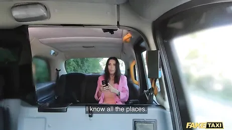 La donna matura riceve una scopata spettacolare nel taxi