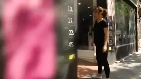 Cabeleireiro espanhol larga a tesoura e gosta de galos