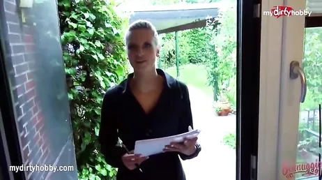 Une blonde mature allemande se prépare pour un casting en lingerie